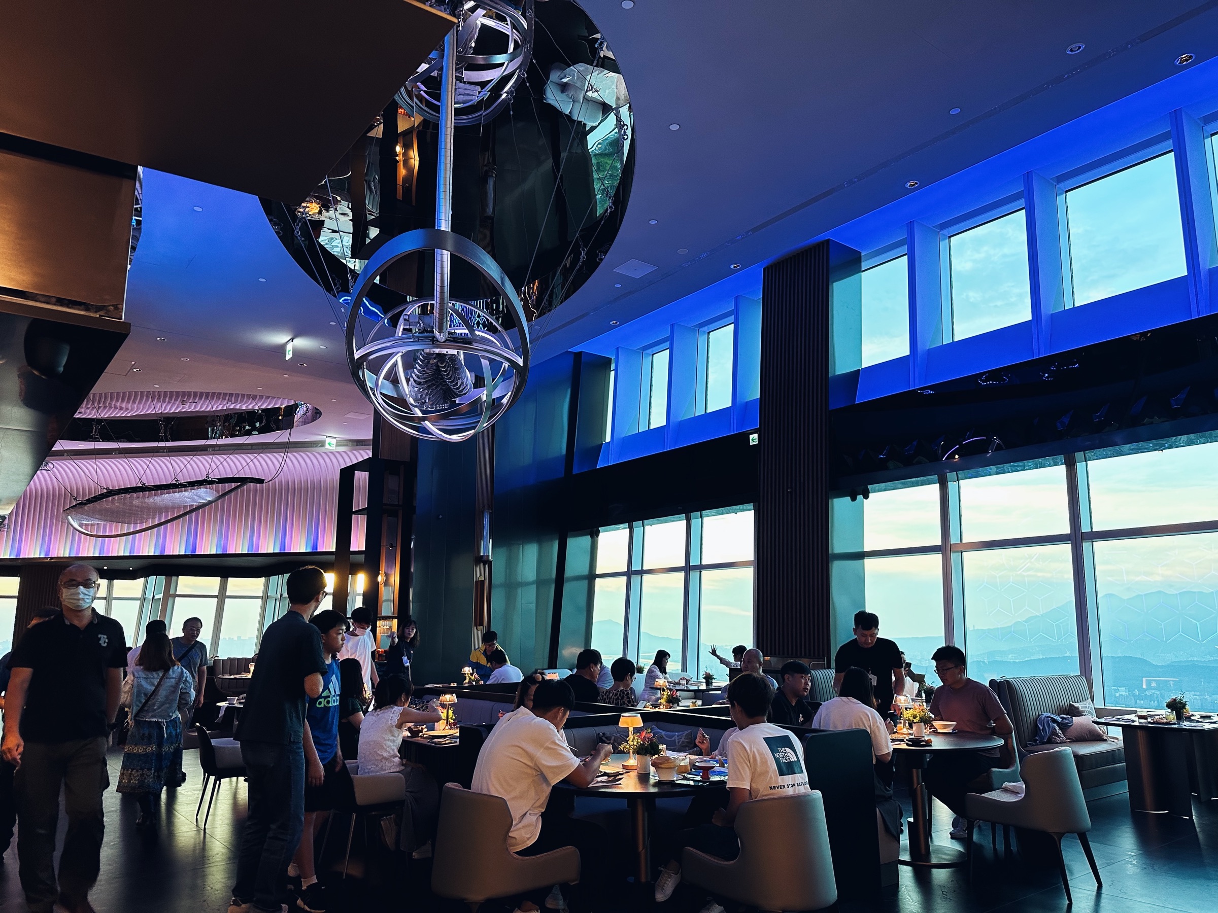 懸掛藝術裝置與餐飲空間的整體關係
